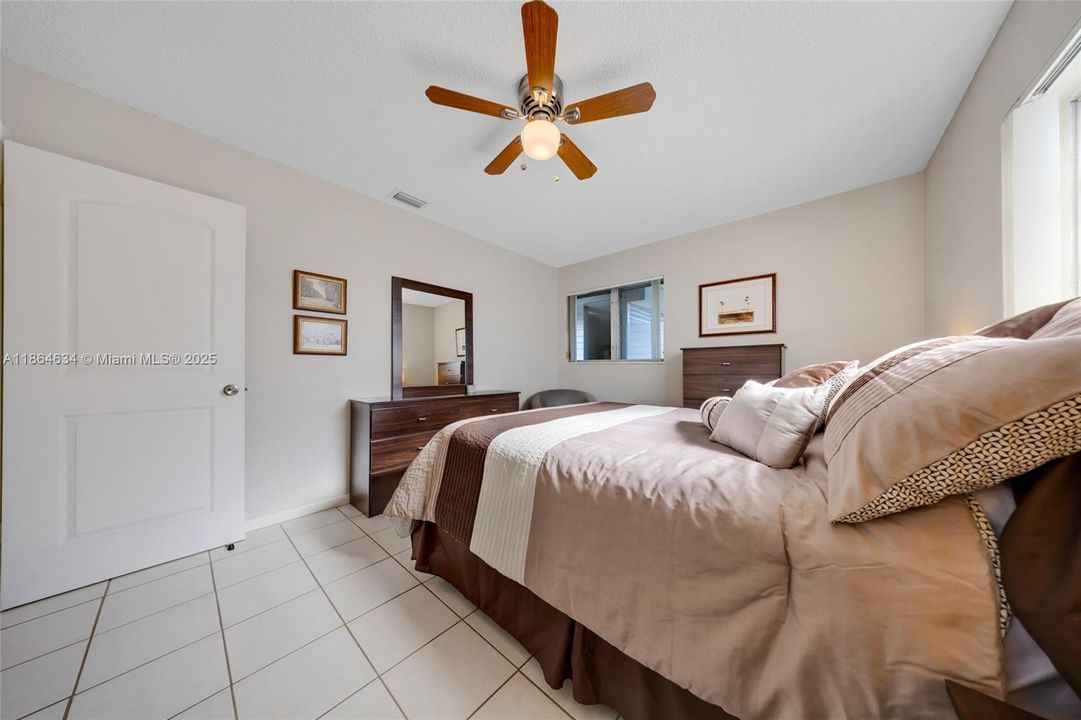 For Sale: $119,000 (2 beds, 1 baths, 870 Square Feet)