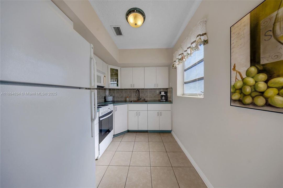 For Sale: $119,000 (2 beds, 1 baths, 870 Square Feet)