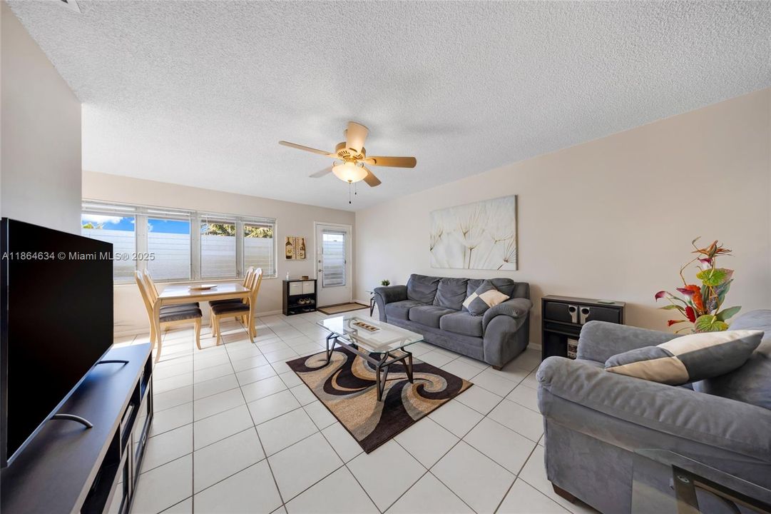 For Sale: $119,000 (2 beds, 1 baths, 870 Square Feet)