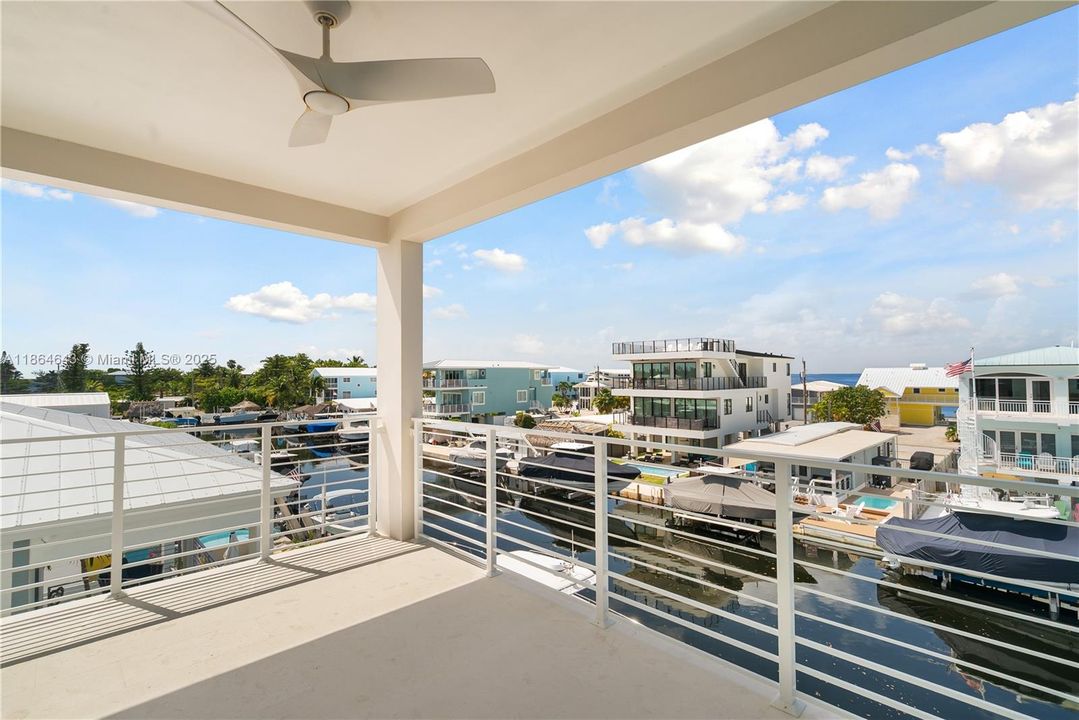 最近售出: $2,500,000 (4 贝兹, 4 浴室, 3362 平方英尺)