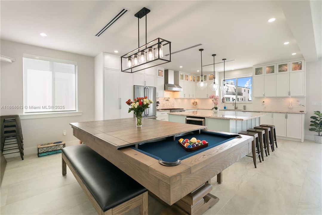 最近售出: $2,500,000 (4 贝兹, 4 浴室, 3362 平方英尺)