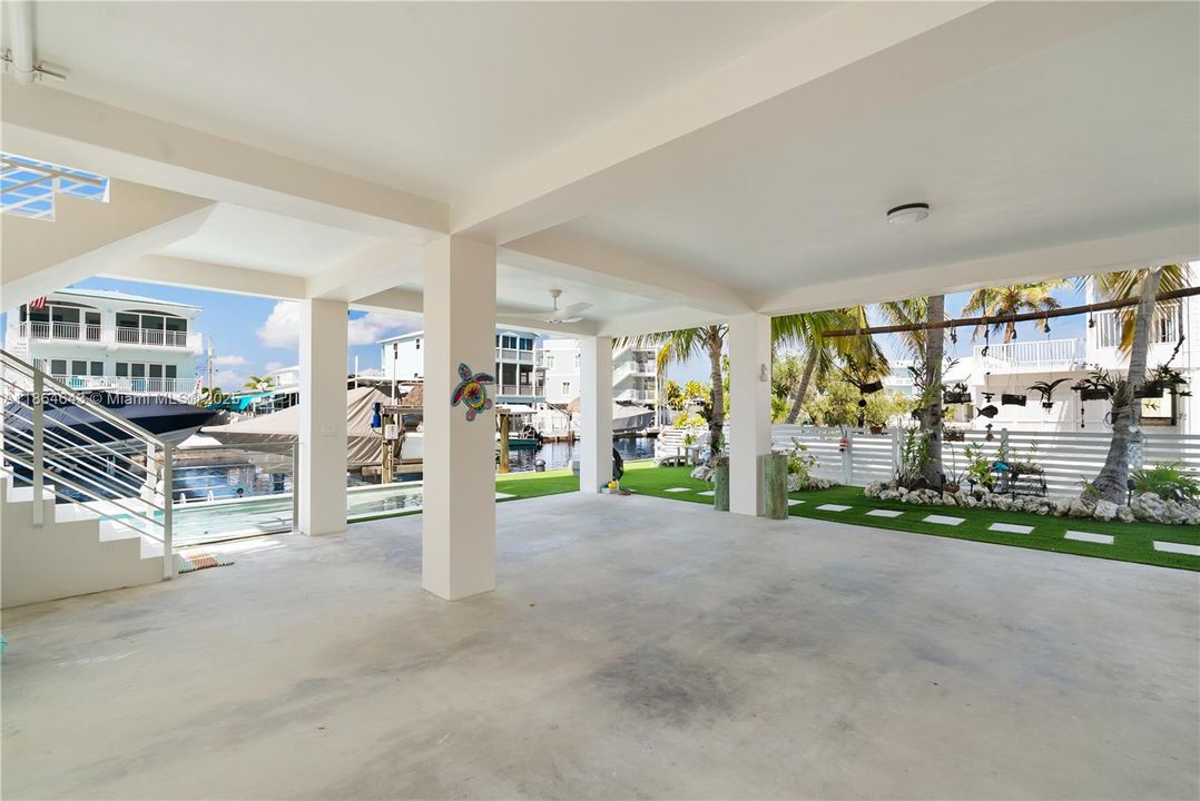 最近售出: $2,500,000 (4 贝兹, 4 浴室, 3362 平方英尺)