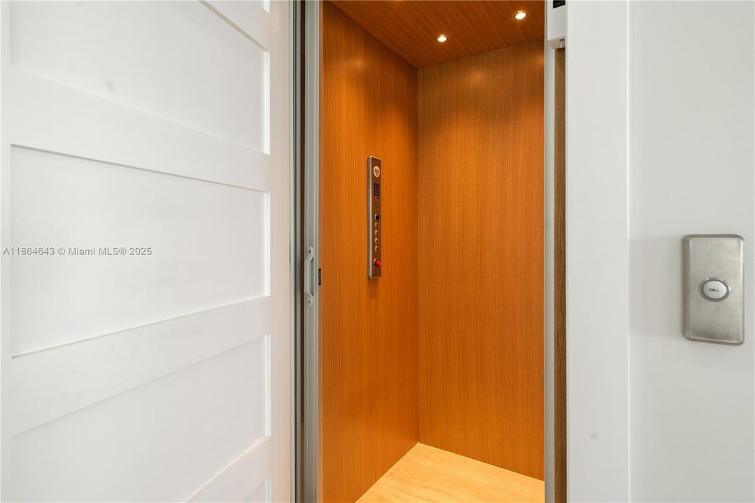 最近售出: $2,500,000 (4 贝兹, 4 浴室, 3362 平方英尺)