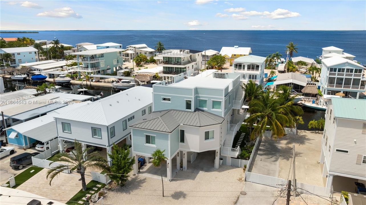 最近售出: $2,500,000 (4 贝兹, 4 浴室, 3362 平方英尺)