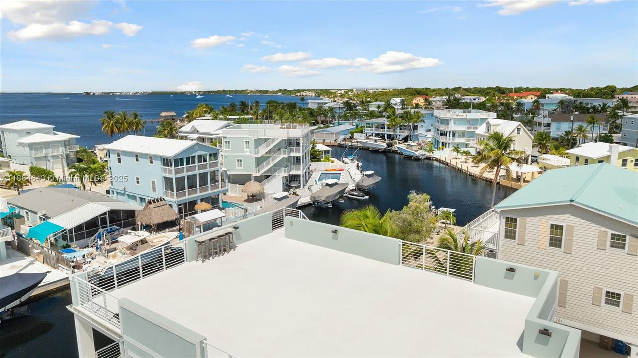 最近售出: $2,500,000 (4 贝兹, 4 浴室, 3362 平方英尺)