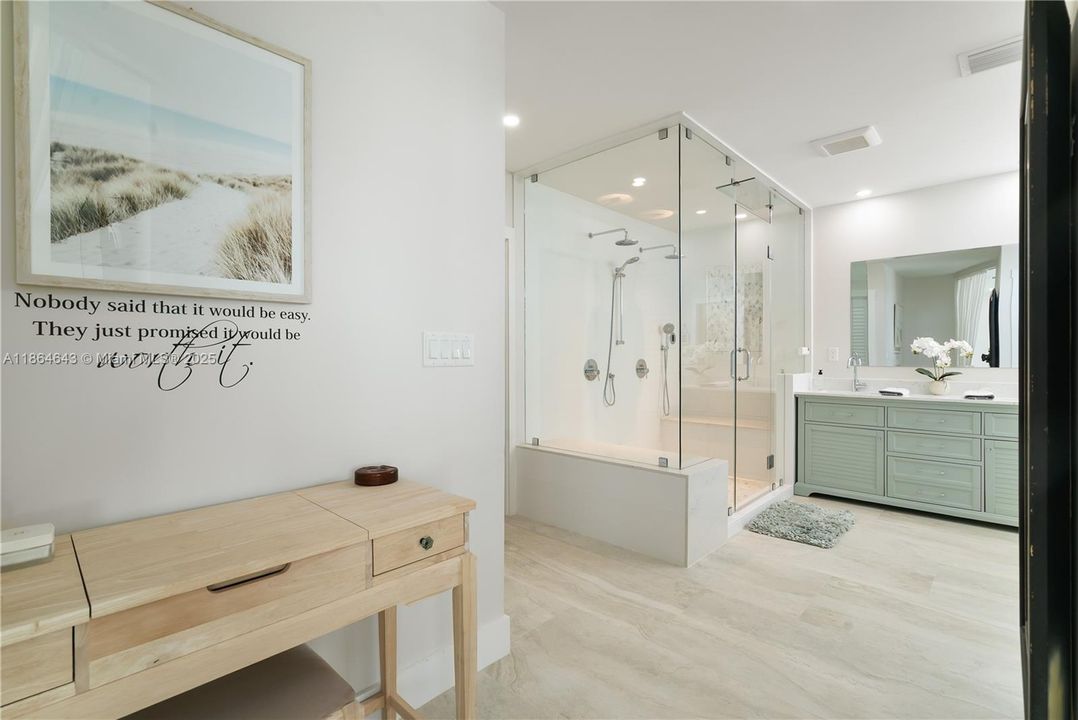 最近售出: $2,500,000 (4 贝兹, 4 浴室, 3362 平方英尺)