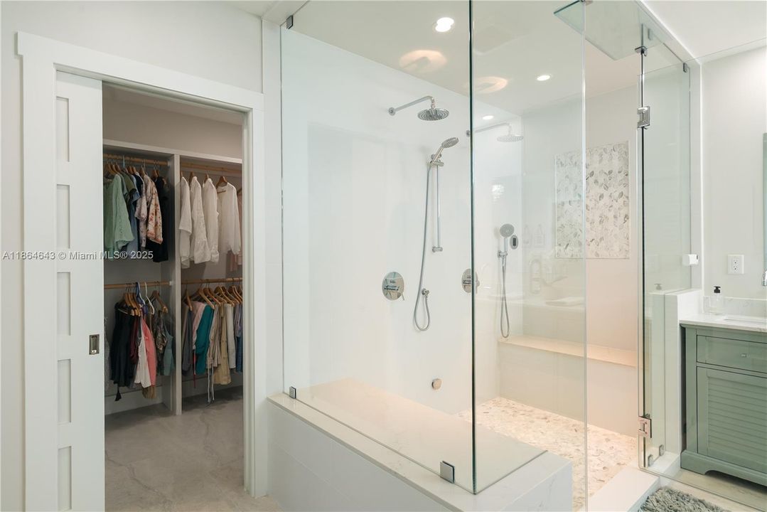 最近售出: $2,500,000 (4 贝兹, 4 浴室, 3362 平方英尺)