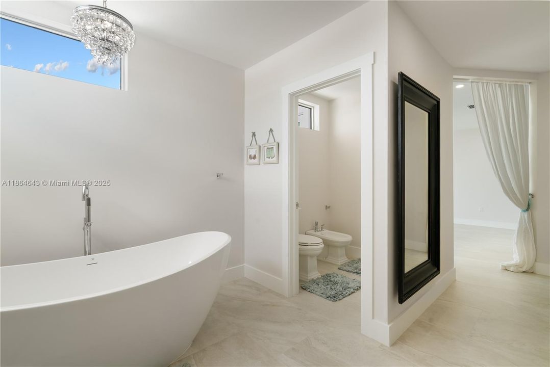 最近售出: $2,500,000 (4 贝兹, 4 浴室, 3362 平方英尺)