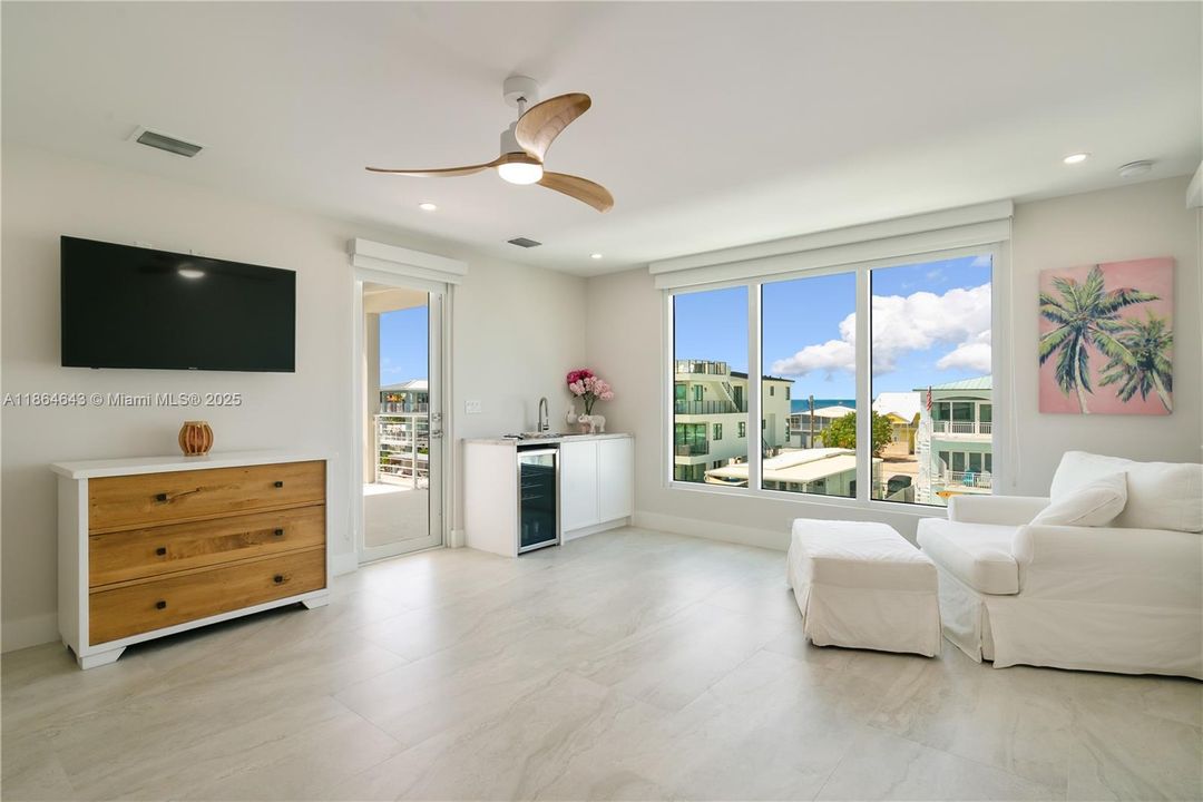 最近售出: $2,500,000 (4 贝兹, 4 浴室, 3362 平方英尺)