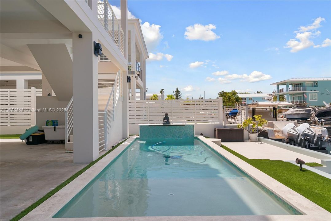 最近售出: $2,500,000 (4 贝兹, 4 浴室, 3362 平方英尺)