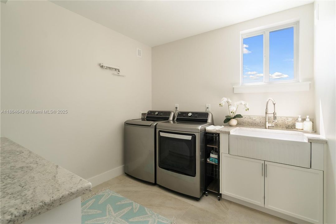 最近售出: $2,500,000 (4 贝兹, 4 浴室, 3362 平方英尺)