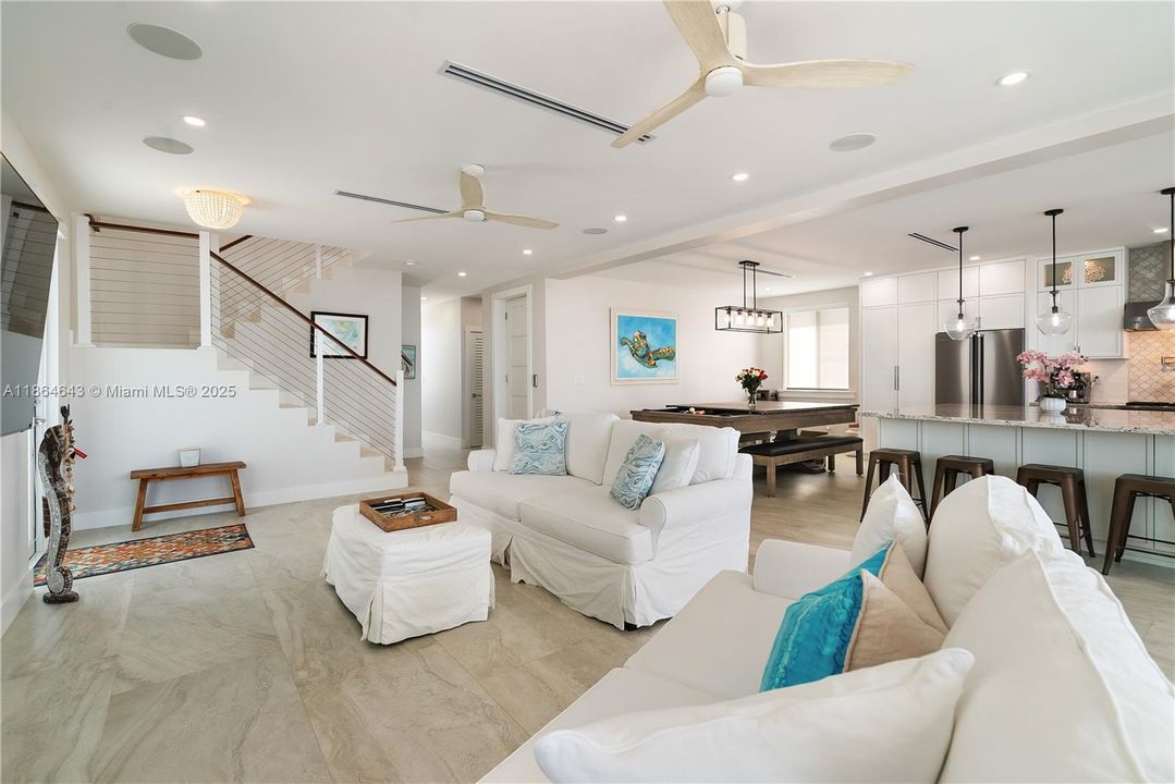 最近售出: $2,500,000 (4 贝兹, 4 浴室, 3362 平方英尺)