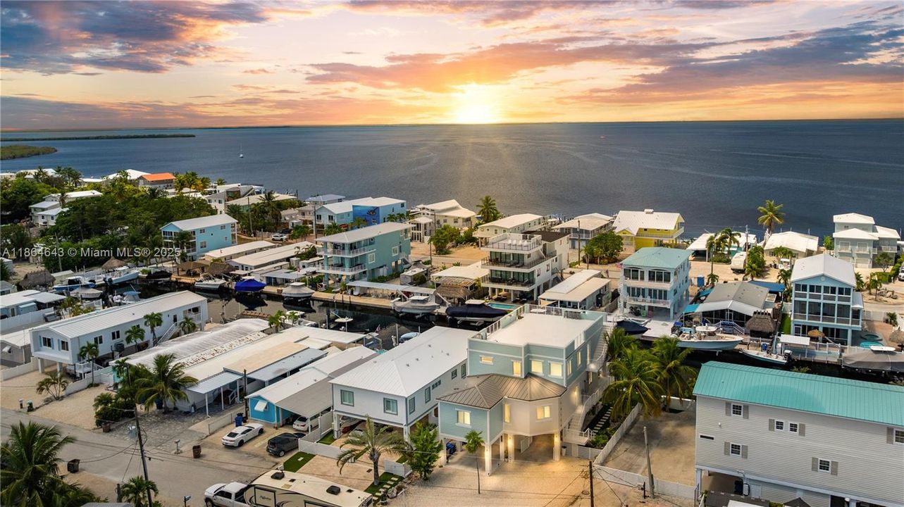 最近售出: $2,500,000 (4 贝兹, 4 浴室, 3362 平方英尺)