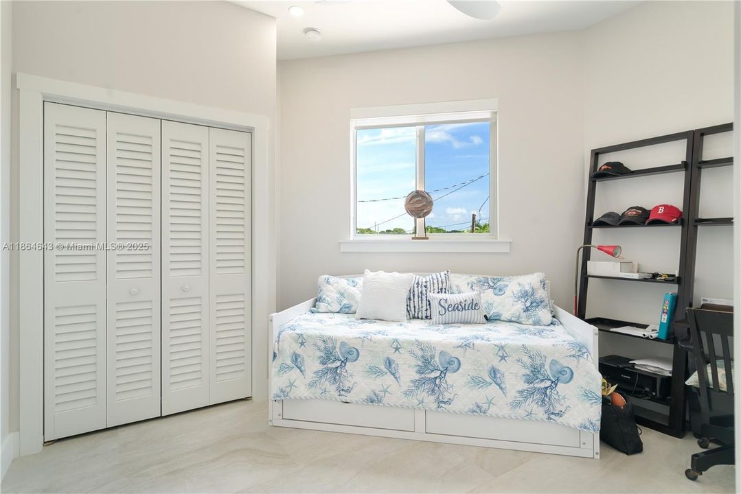 最近售出: $2,500,000 (4 贝兹, 4 浴室, 3362 平方英尺)