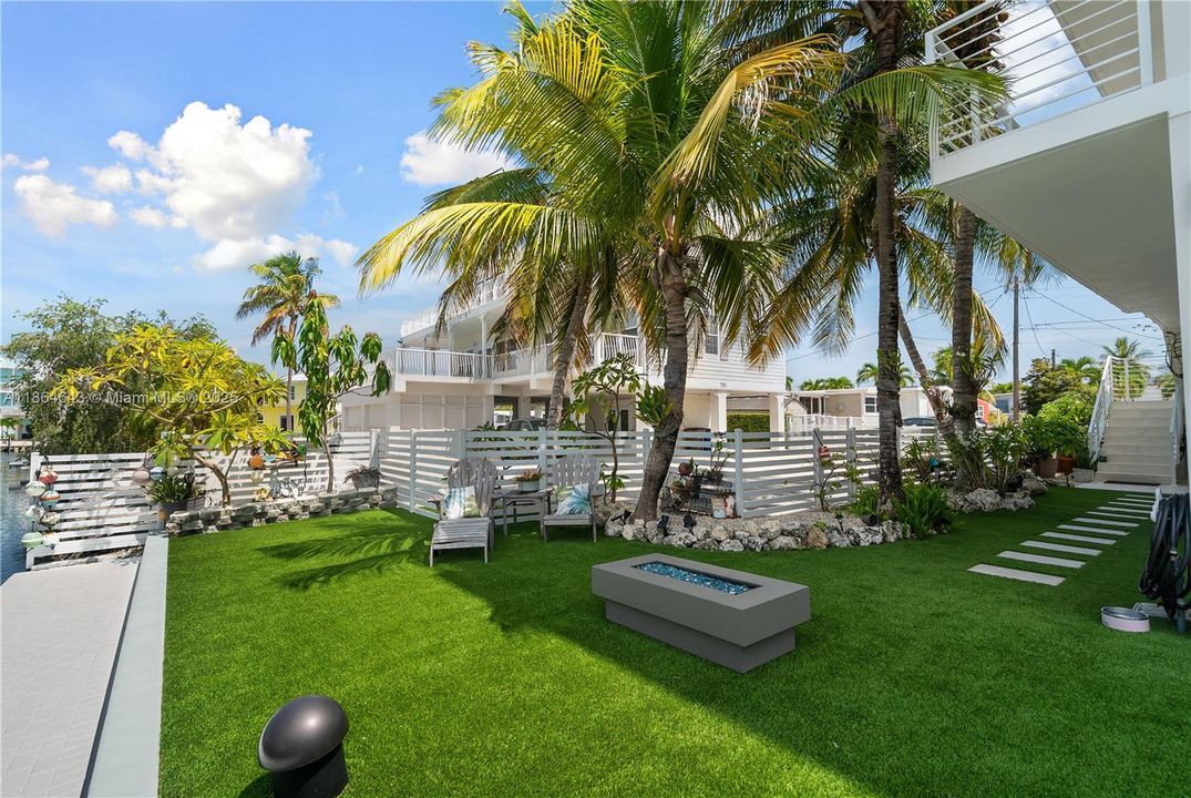 最近售出: $2,500,000 (4 贝兹, 4 浴室, 3362 平方英尺)