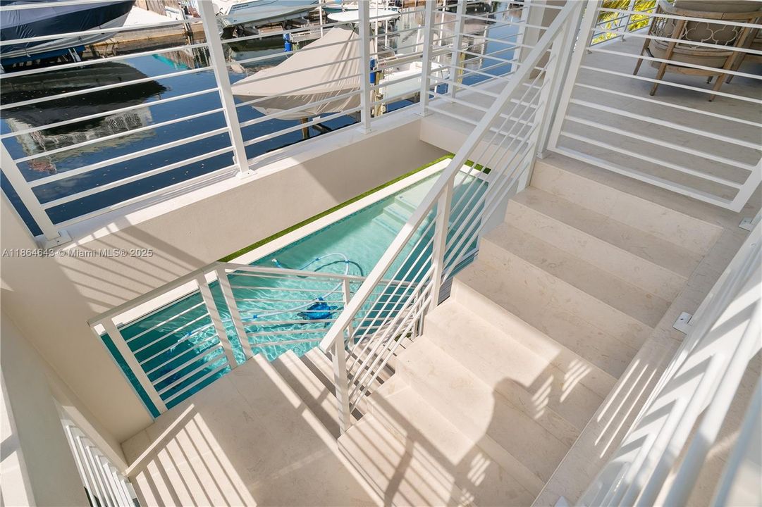 最近售出: $2,500,000 (4 贝兹, 4 浴室, 3362 平方英尺)