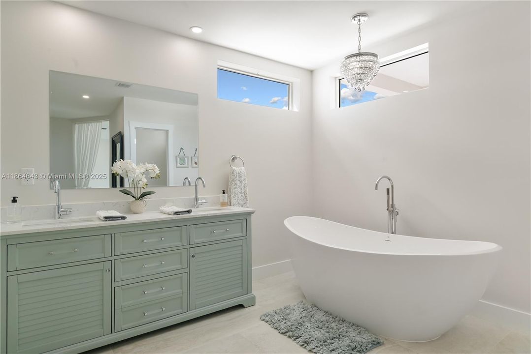 最近售出: $2,500,000 (4 贝兹, 4 浴室, 3362 平方英尺)