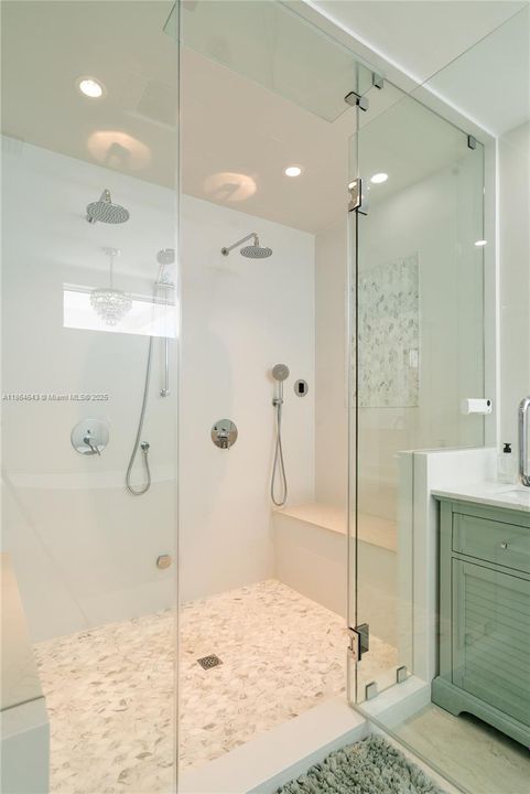 最近售出: $2,500,000 (4 贝兹, 4 浴室, 3362 平方英尺)