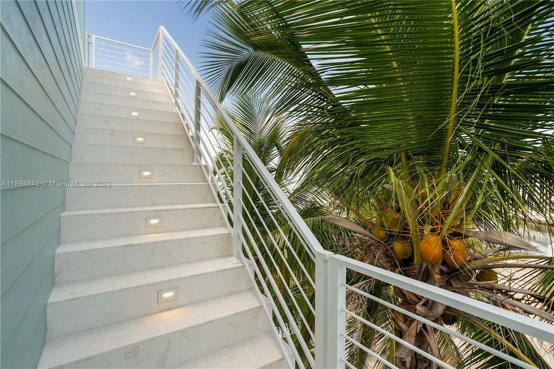 最近售出: $2,500,000 (4 贝兹, 4 浴室, 3362 平方英尺)