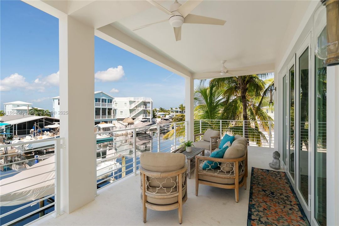 最近售出: $2,500,000 (4 贝兹, 4 浴室, 3362 平方英尺)