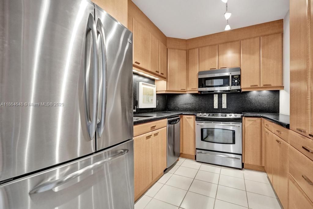 待售: $670,000 (1 贝兹, 1 浴室, 1038 平方英尺)