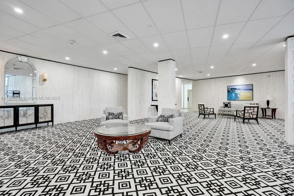 待售: $670,000 (1 贝兹, 1 浴室, 1038 平方英尺)