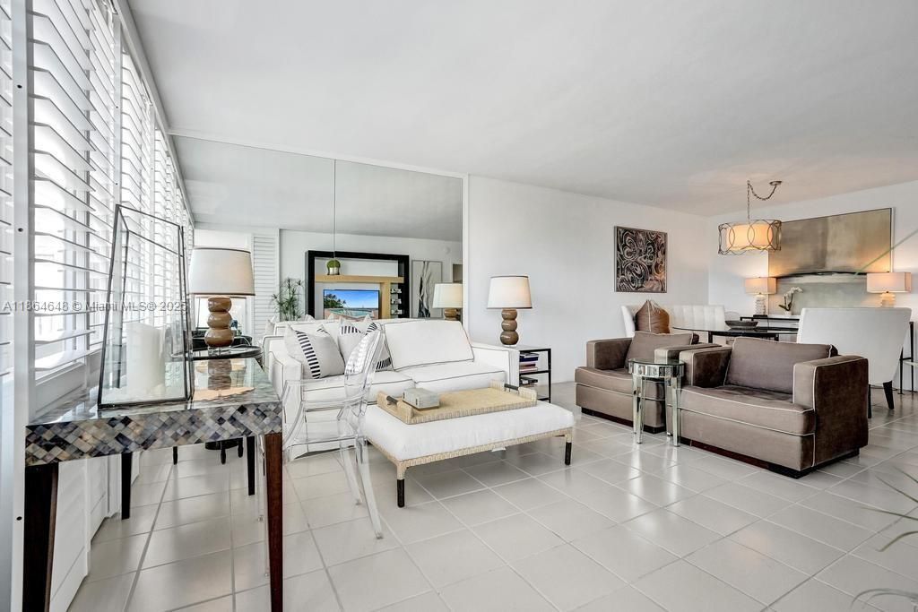 待售: $670,000 (1 贝兹, 1 浴室, 1038 平方英尺)