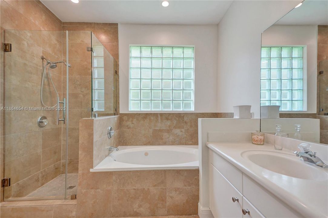 Под контрактом: $930,000 (4 спален, 2 ванн, 2416 Квадратных фут)