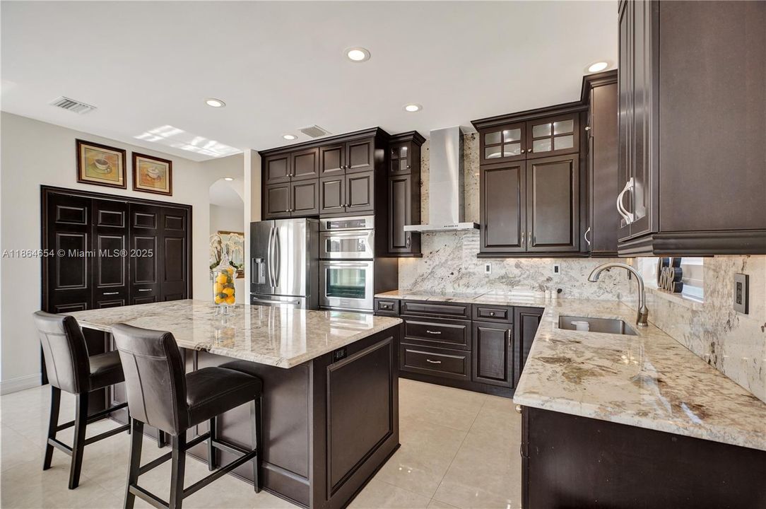 Под контрактом: $930,000 (4 спален, 2 ванн, 2416 Квадратных фут)