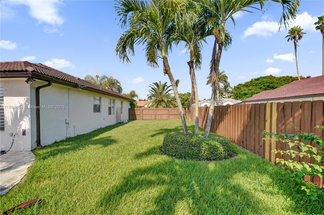 Под контрактом: $930,000 (4 спален, 2 ванн, 2416 Квадратных фут)