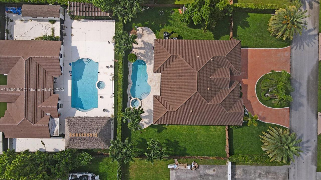 Под контрактом: $930,000 (4 спален, 2 ванн, 2416 Квадратных фут)