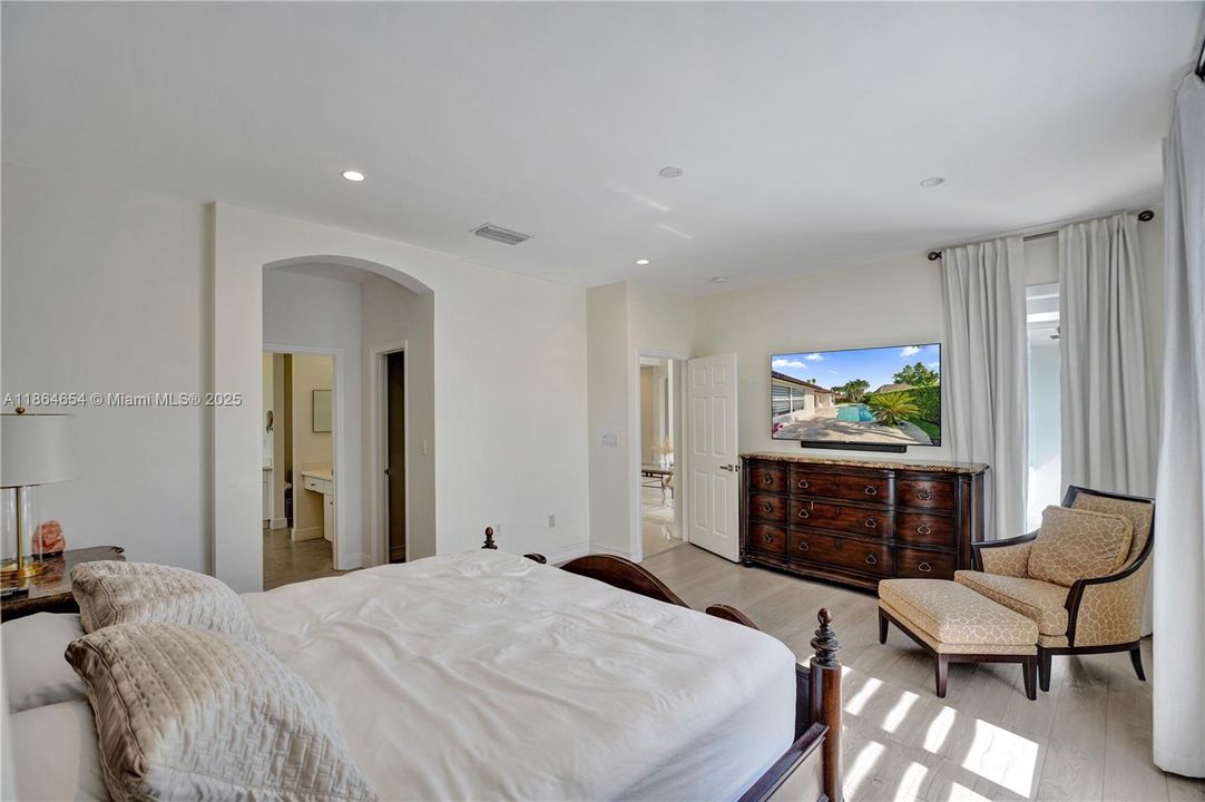 Под контрактом: $930,000 (4 спален, 2 ванн, 2416 Квадратных фут)