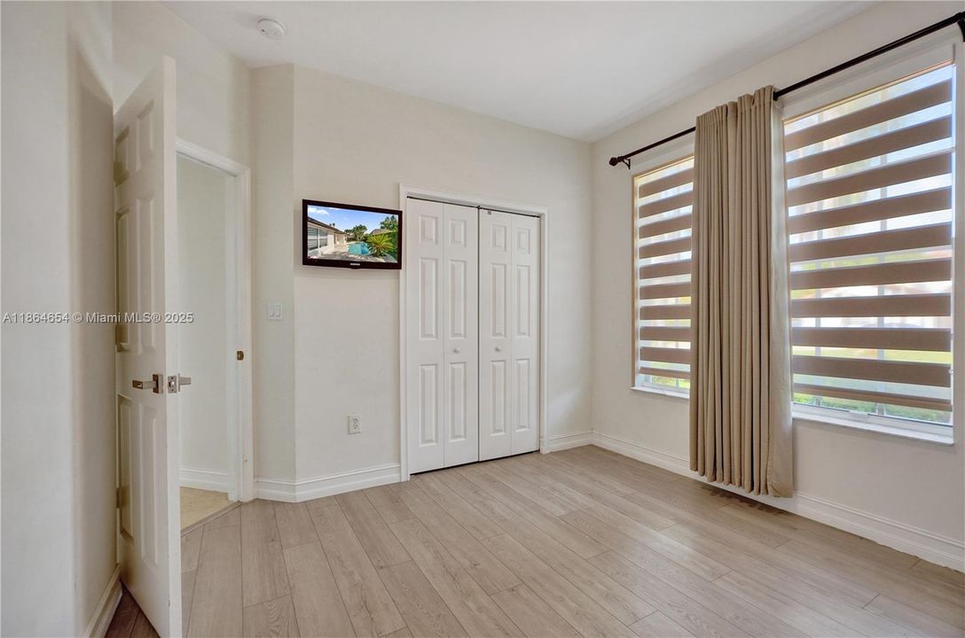 Под контрактом: $930,000 (4 спален, 2 ванн, 2416 Квадратных фут)