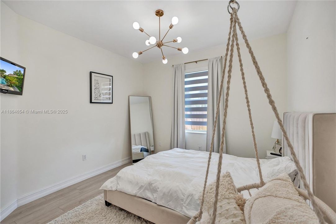 Под контрактом: $930,000 (4 спален, 2 ванн, 2416 Квадратных фут)