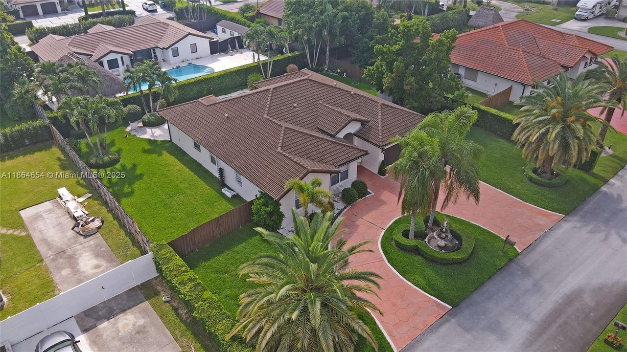 Под контрактом: $930,000 (4 спален, 2 ванн, 2416 Квадратных фут)