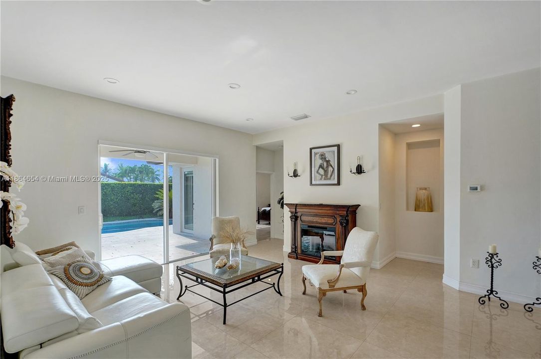 Под контрактом: $930,000 (4 спален, 2 ванн, 2416 Квадратных фут)