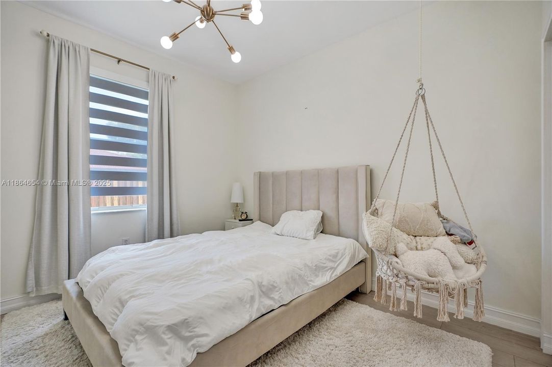 Под контрактом: $930,000 (4 спален, 2 ванн, 2416 Квадратных фут)