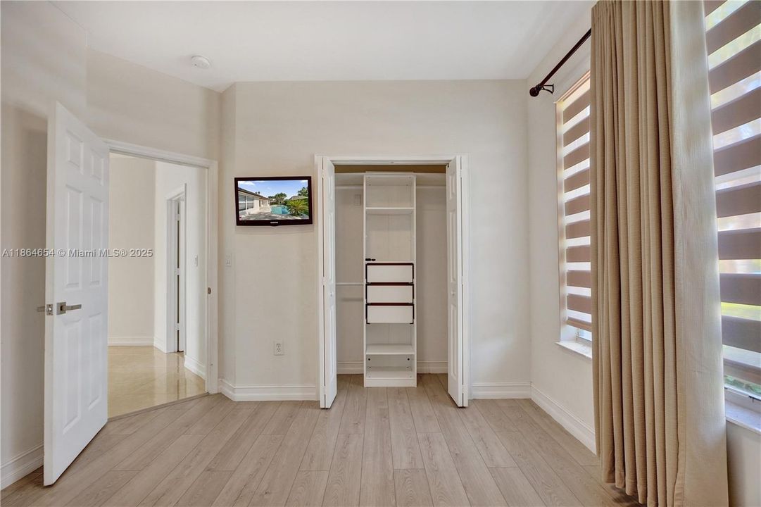 Под контрактом: $930,000 (4 спален, 2 ванн, 2416 Квадратных фут)