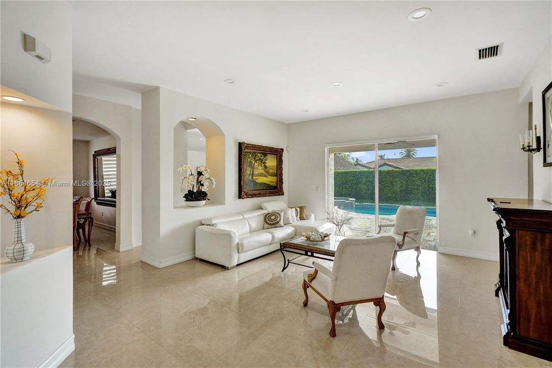 Под контрактом: $930,000 (4 спален, 2 ванн, 2416 Квадратных фут)