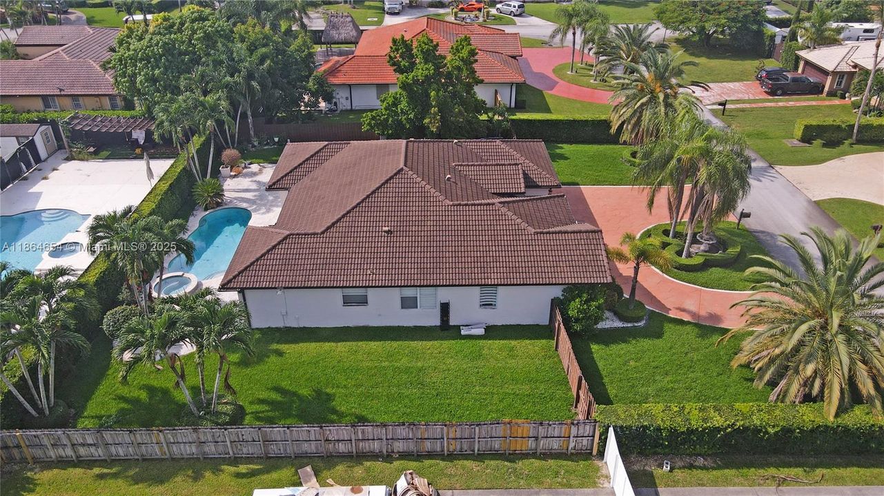 Под контрактом: $930,000 (4 спален, 2 ванн, 2416 Квадратных фут)