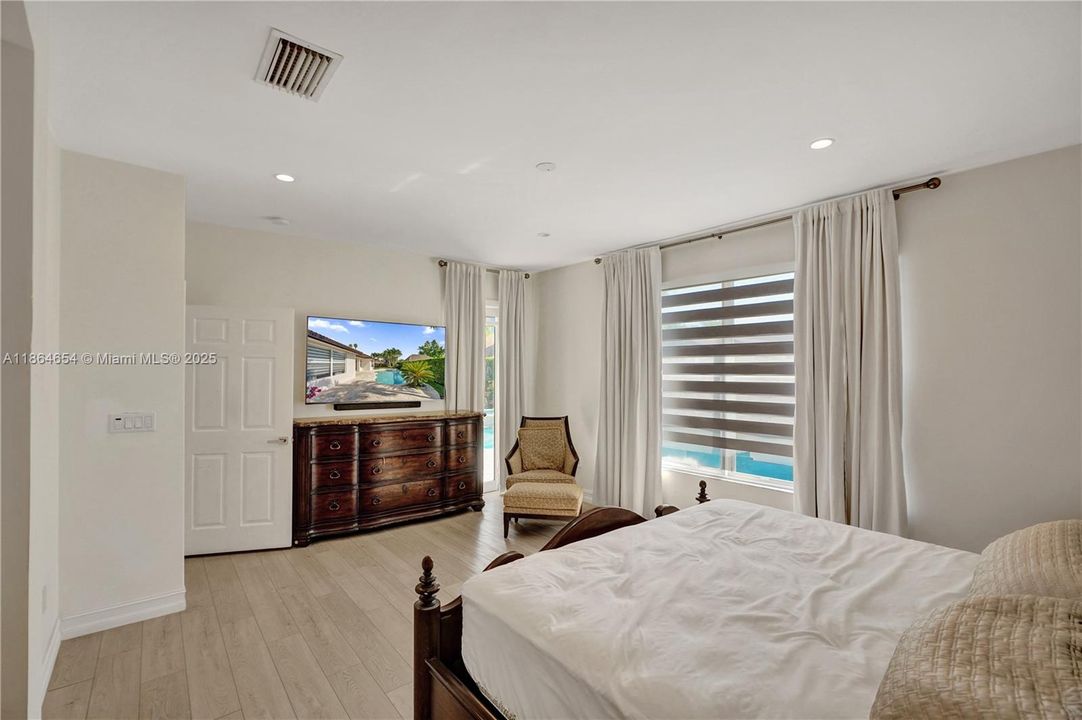 Под контрактом: $930,000 (4 спален, 2 ванн, 2416 Квадратных фут)