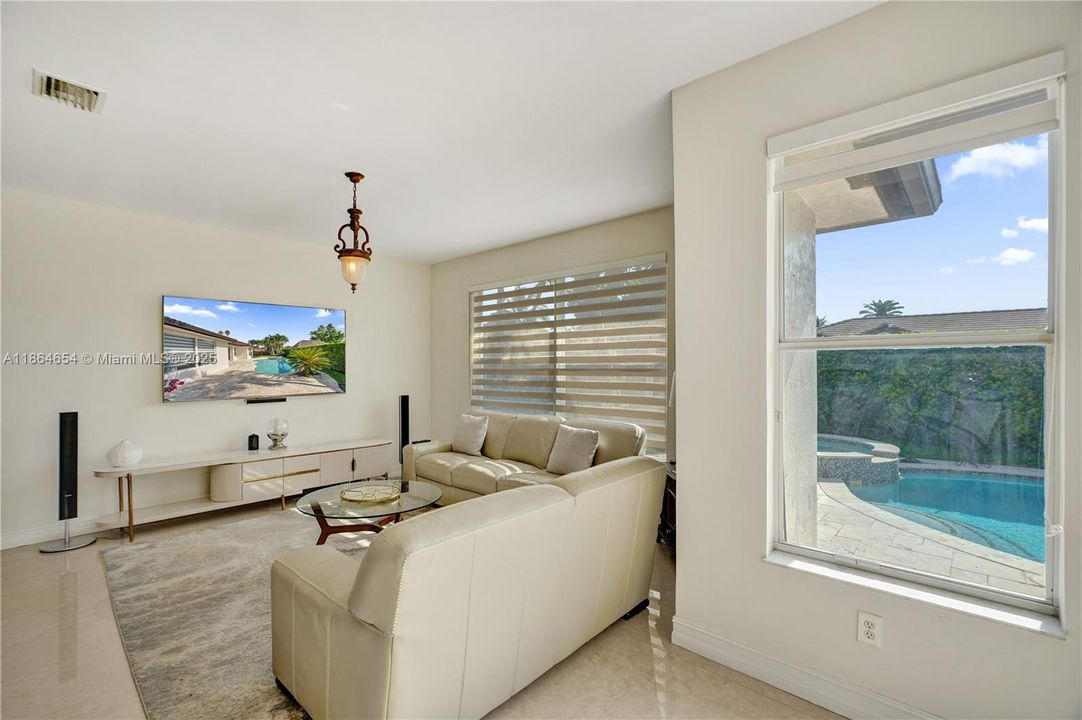 Под контрактом: $930,000 (4 спален, 2 ванн, 2416 Квадратных фут)