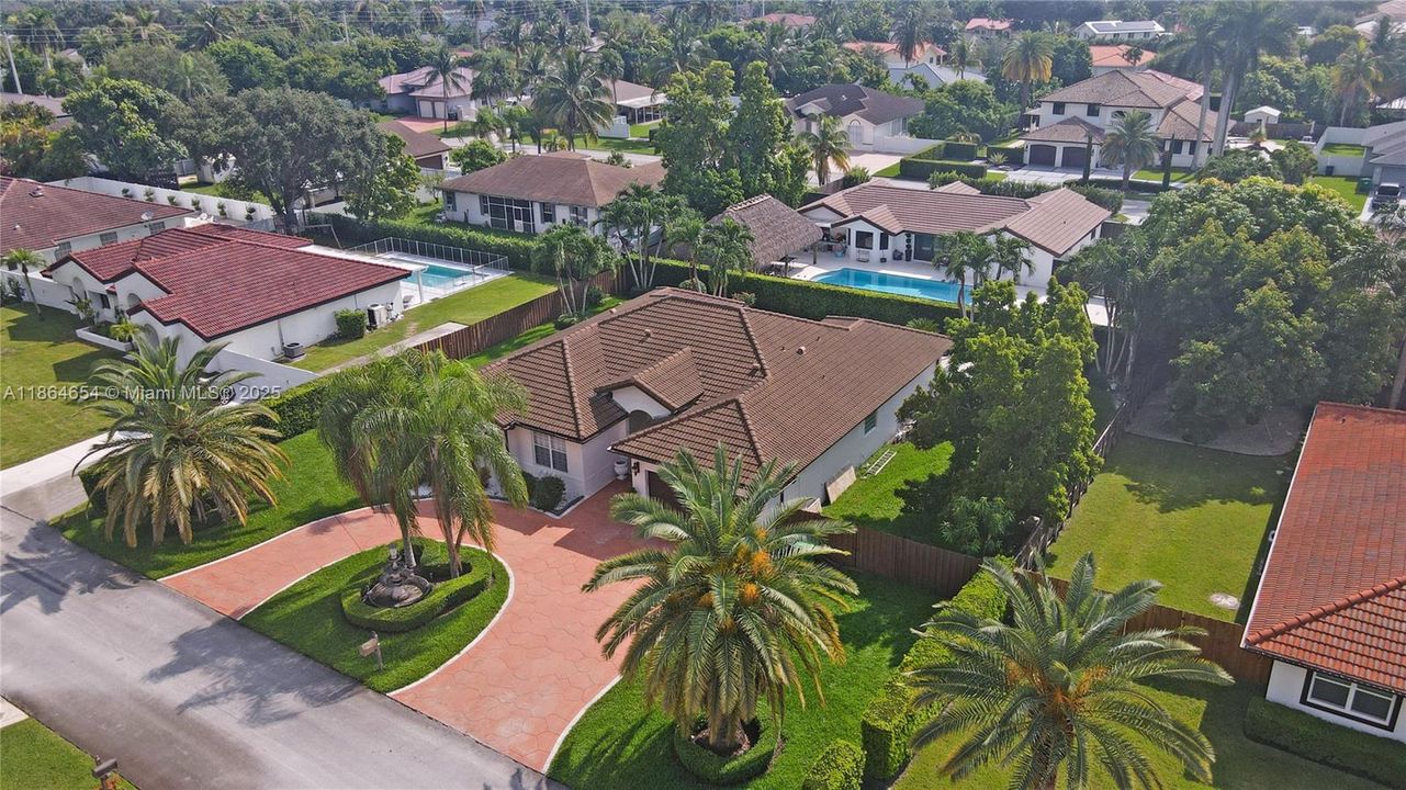 Под контрактом: $930,000 (4 спален, 2 ванн, 2416 Квадратных фут)