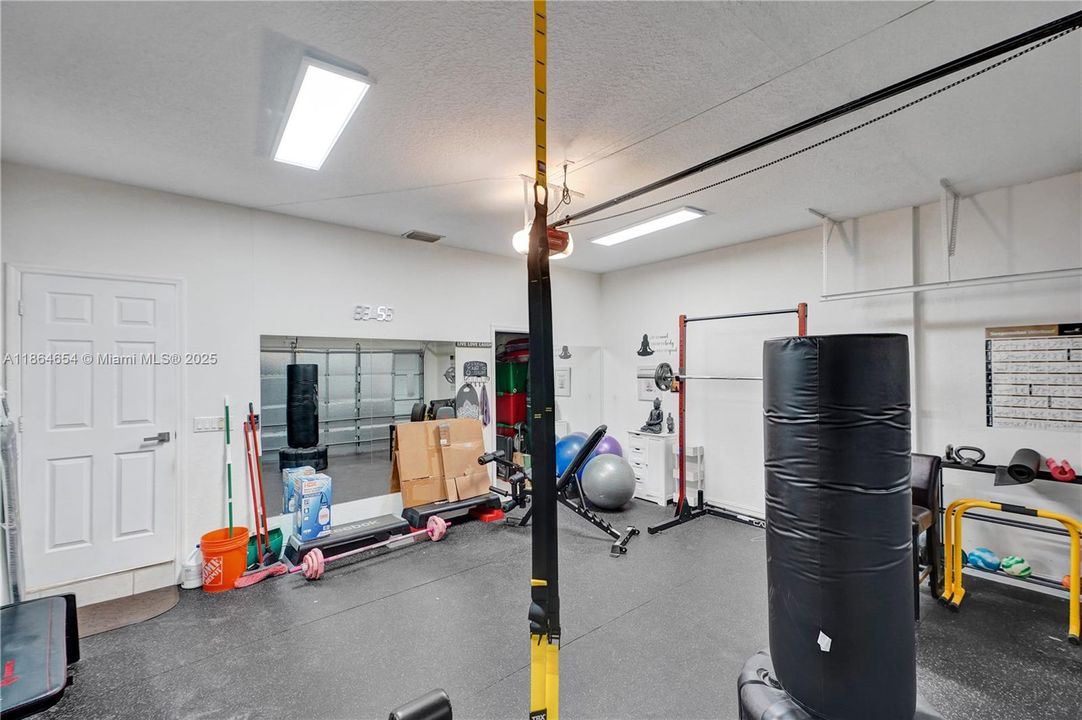 Под контрактом: $930,000 (4 спален, 2 ванн, 2416 Квадратных фут)