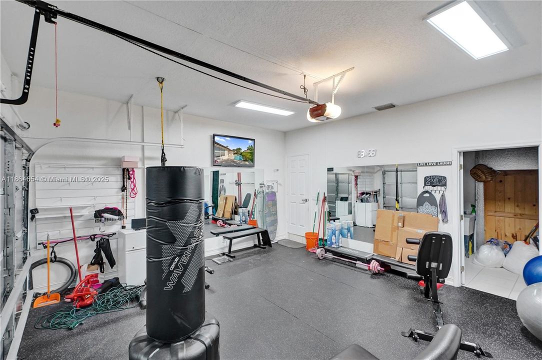 Под контрактом: $930,000 (4 спален, 2 ванн, 2416 Квадратных фут)