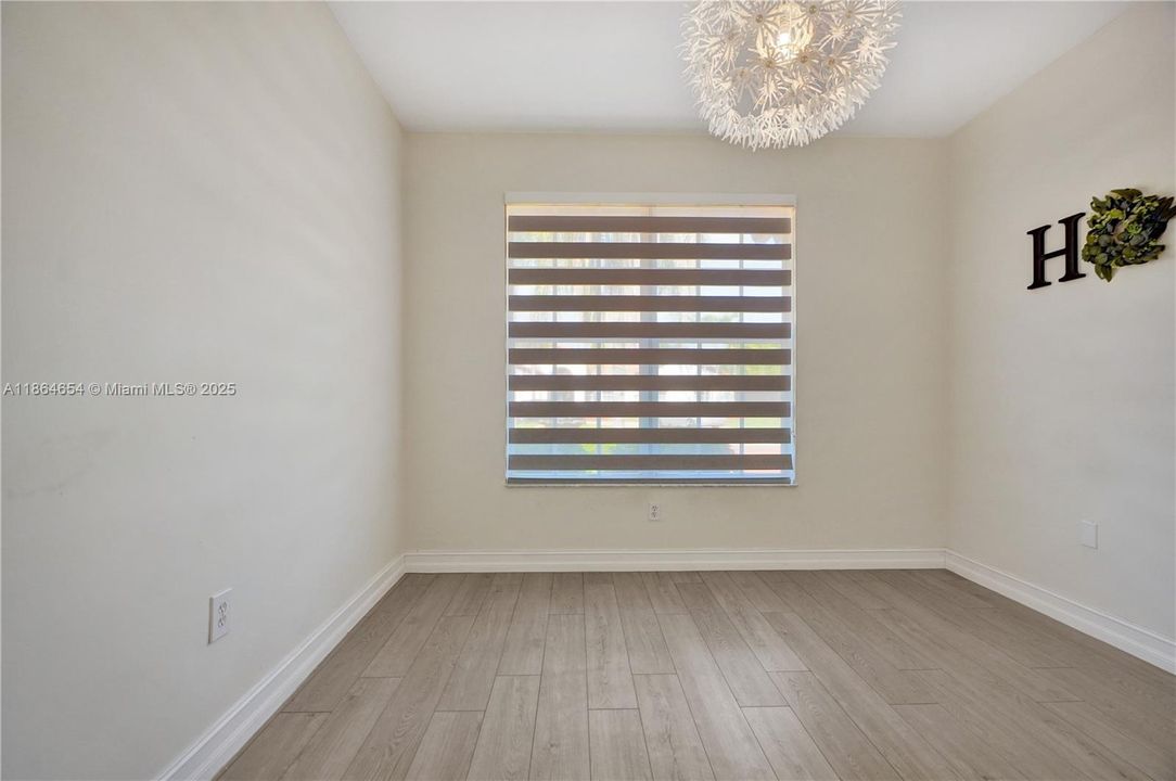 Под контрактом: $930,000 (4 спален, 2 ванн, 2416 Квадратных фут)