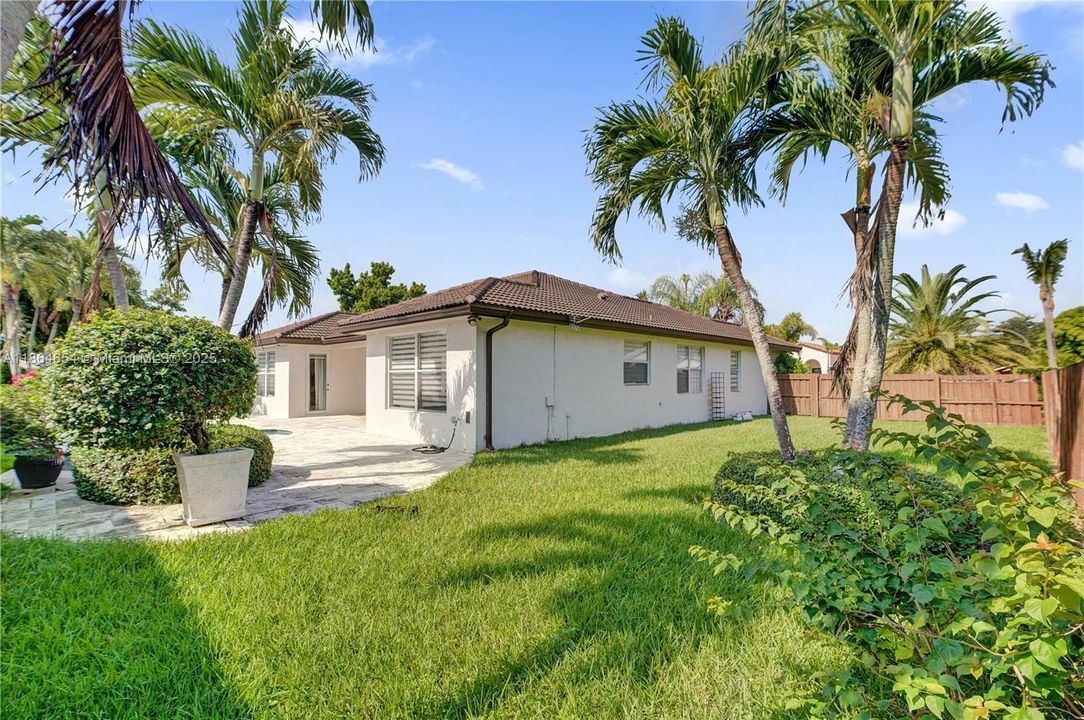 Под контрактом: $930,000 (4 спален, 2 ванн, 2416 Квадратных фут)