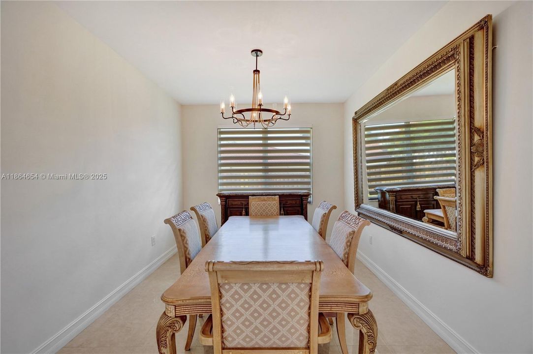 Под контрактом: $930,000 (4 спален, 2 ванн, 2416 Квадратных фут)