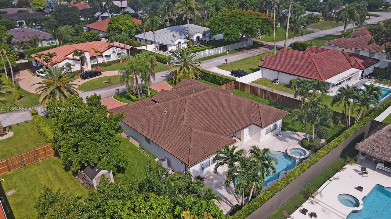 Под контрактом: $930,000 (4 спален, 2 ванн, 2416 Квадратных фут)