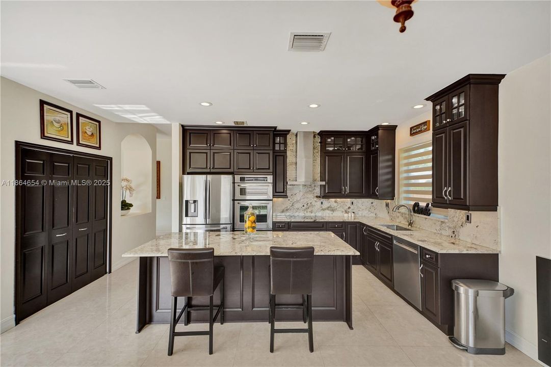 Под контрактом: $930,000 (4 спален, 2 ванн, 2416 Квадратных фут)